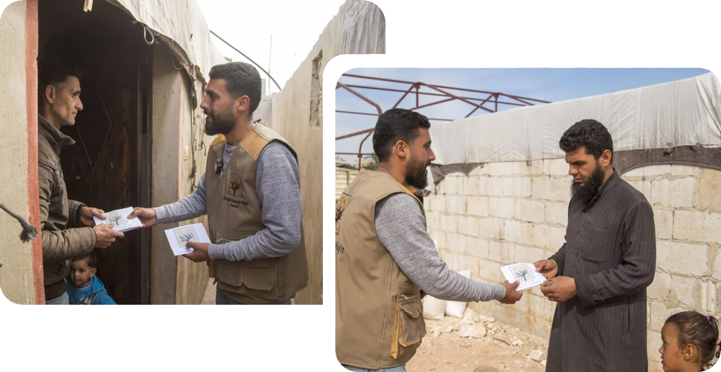 Un homme distribue la zakat aux personnes nécessiteuses lors d'un projet de charité.