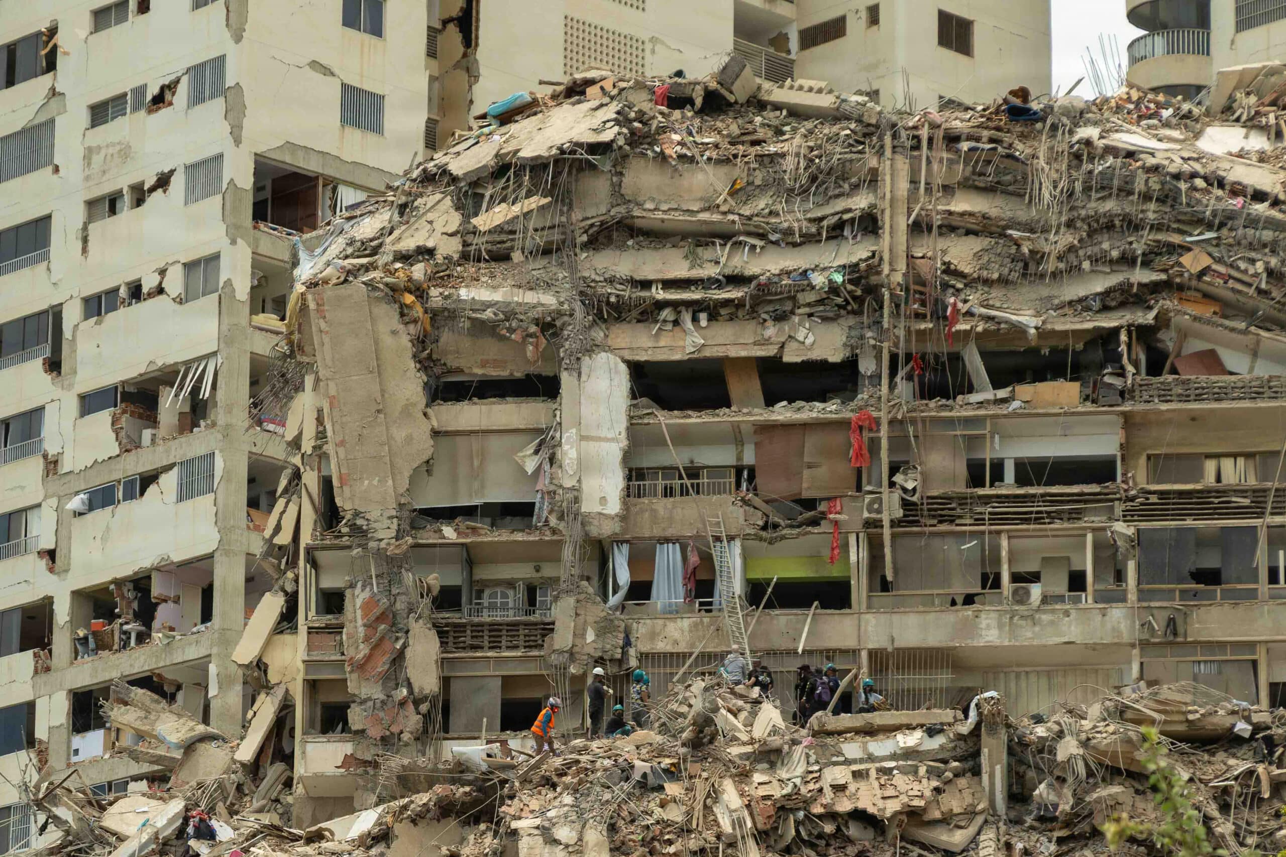 Rettungskräfte suchen in den gewaltigen Trümmern eines nach einem Erdbeben in Venezuela schwer eingestürzten mehrstöckigen Wohngebäudes.
