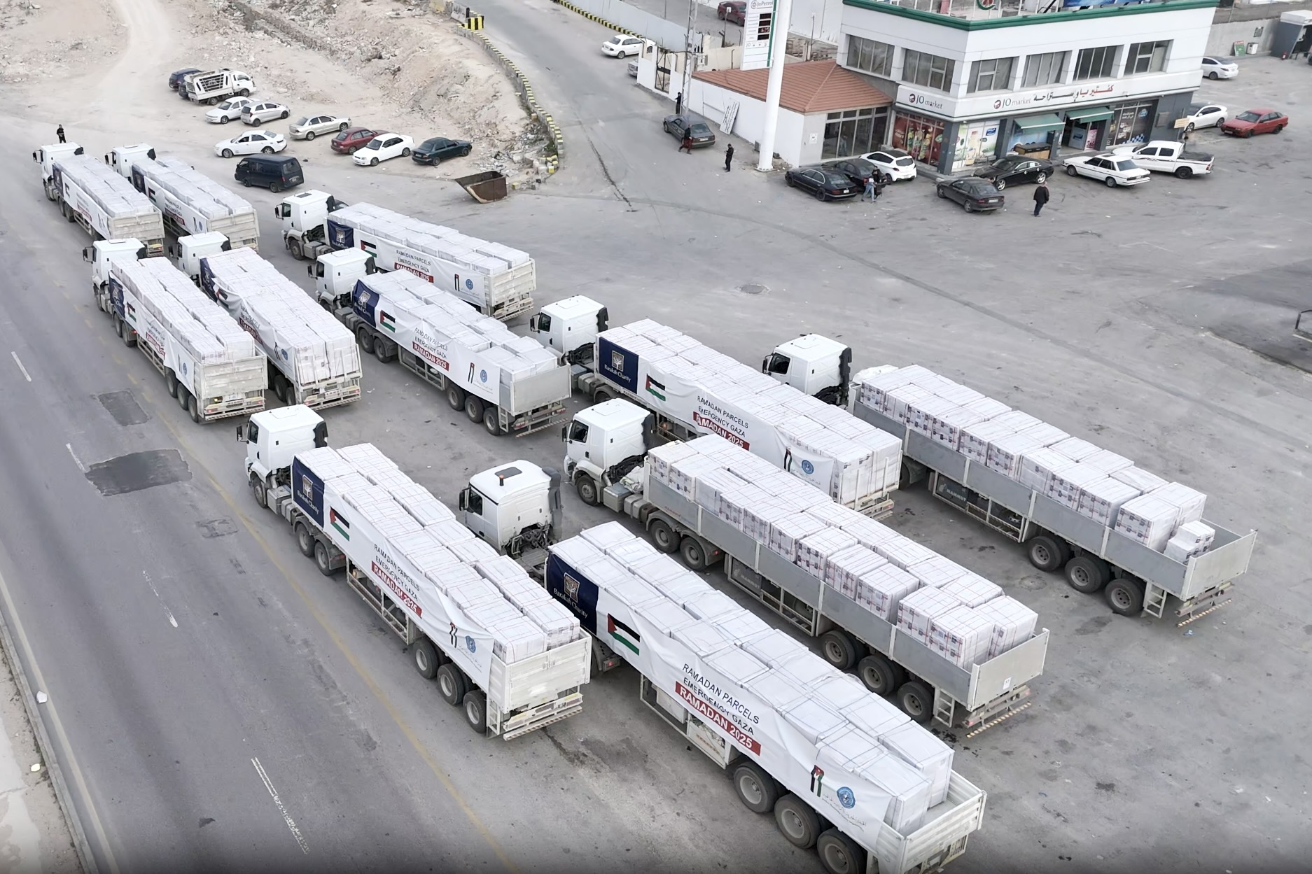 Des camions chargés d'aide humanitaire en route vers Gaza