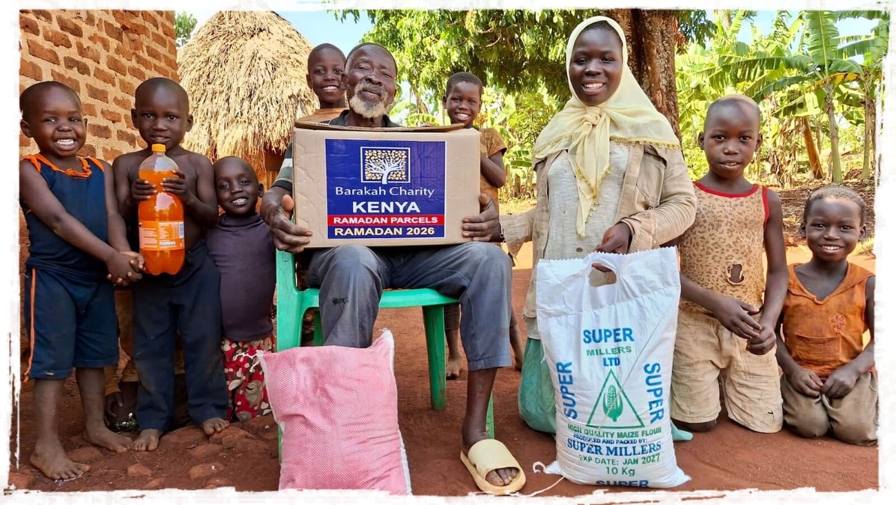 Ramadan 2027 : famille au Kenya recevant des colis alimentaires de Barakah Charity